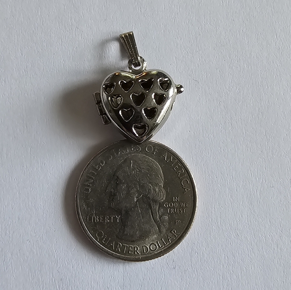 Heart locket pendant silver tone cutout scent aromatherapy charm - Picture 10 of 10